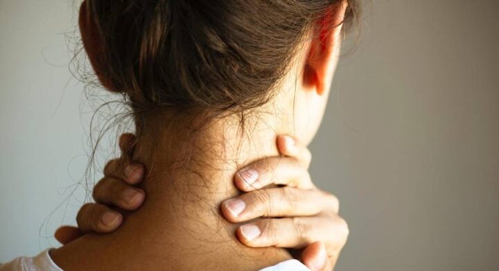 Stiff neck: How it happens and what helps